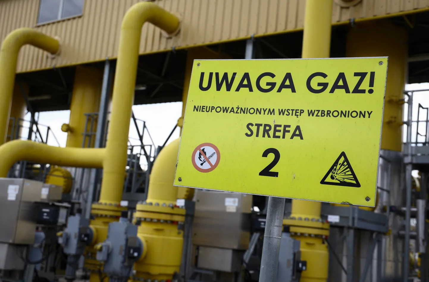 ETTEVAATUST, GAAS! sildil Rembelszczyzna gaasikompressorjaamas Varssavi lähistel.