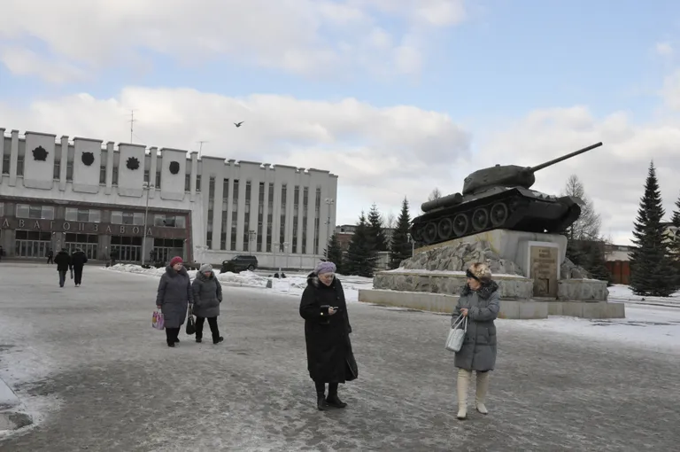 Uralvagonzavodi peasissekäik, mida valvab II maailmasõja aegne T-34.