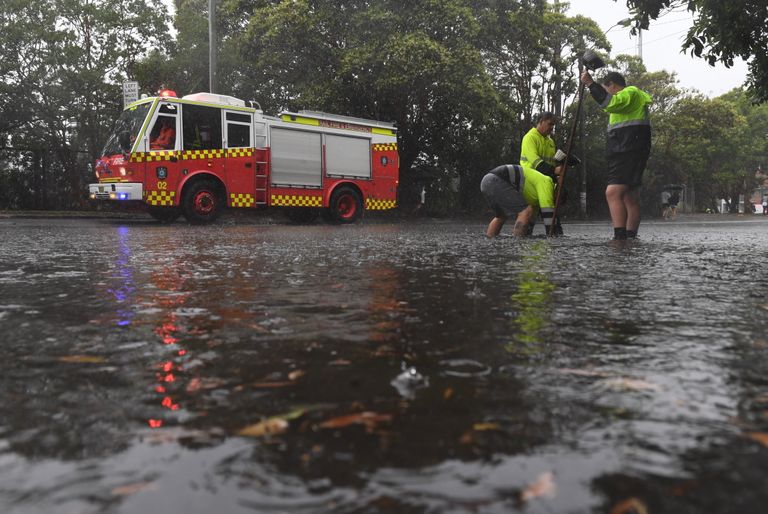Austraalias Sydneys oli torm. Pildil päästetöötajad tegelemas kanalisatsiooniummistusega