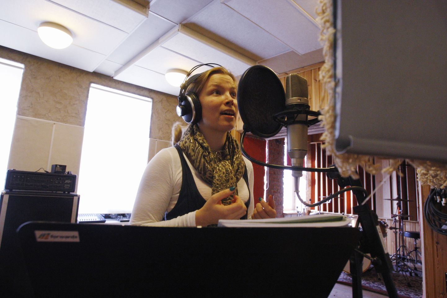 Pildil salvestab üks Lotte osatäitjaid Luisa Värk etenduses kõlavaid laule.