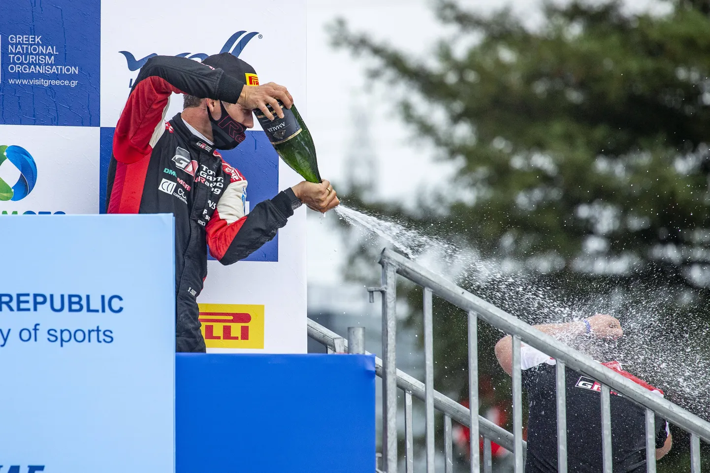 Sebastien Ogier sai Kreekas pritsida šampust, mil küljes juba kerge MM-tiitli mekk.