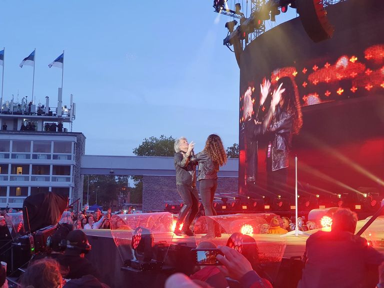 Fänn tormas Bon Jovi kontserdi ajal lavale/ В Таллинне во время концерта Bon Jovi на сцену выбежала неизвестная женщина