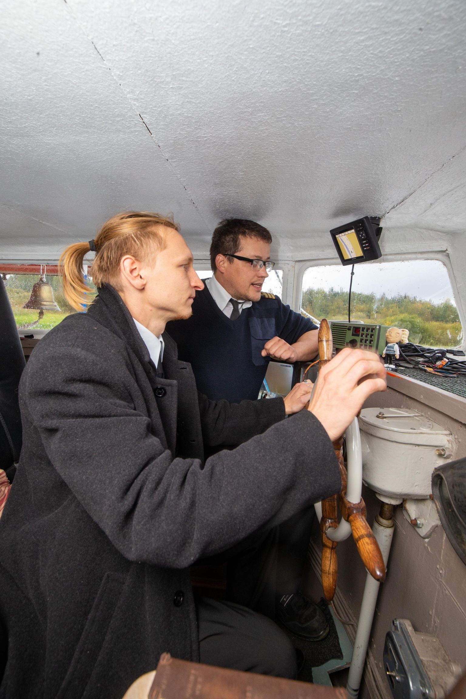 Eesti merekoolis õpinguid alustajad, nende seas Jaan Reigo (esiplaanil), said eile Pegasuse kapteni Rainer Napitsa pilgu all ka rooliratast keerata.