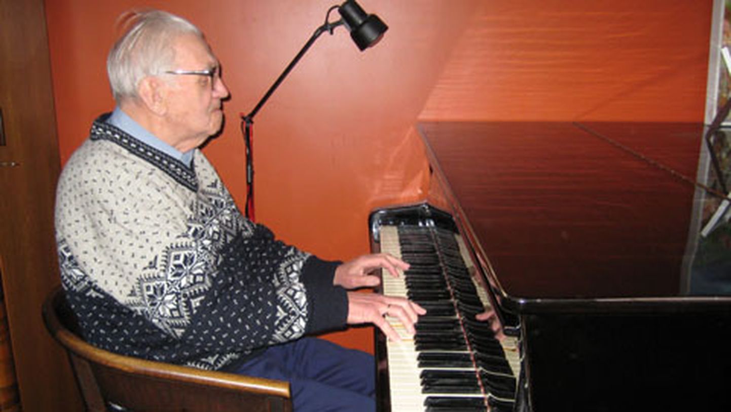 Jõhvi kontserdimaja sai kingituseks Hans Hindpere klaveri, mille taga on helilooja kirjutanud nii laule kui saatnud Eesti armastatud lauljaid.
