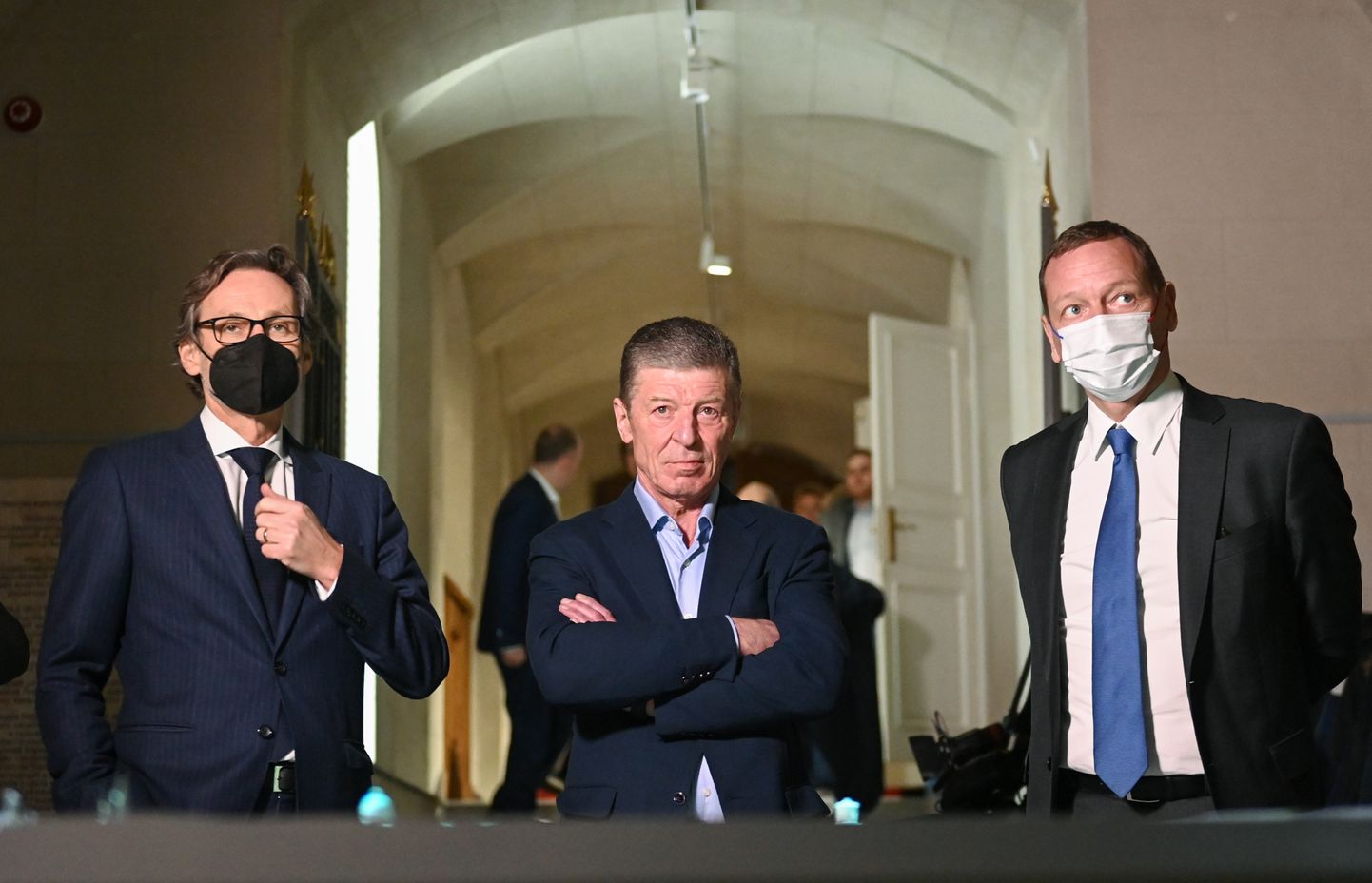 Saksa kantsleri nõunik Jens Plotner (vasakul), Dmitri Kozak (keskel) ja Prantsuse presidendi nõunik Emmanuel Bonne kõnelustel Venemaal Arhangelskojes 6. jaanuar 2022.