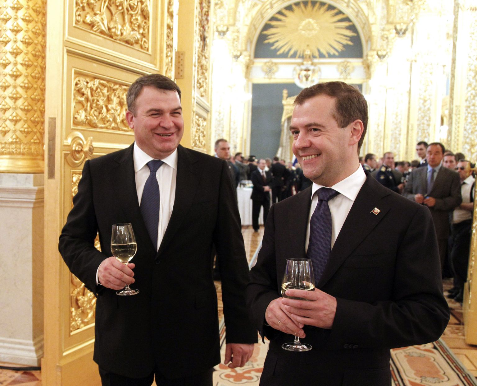 Vene kaitseminister Anatoli Serdjukov (vasakul) koos riigipea Dmitri Medvedeviga.