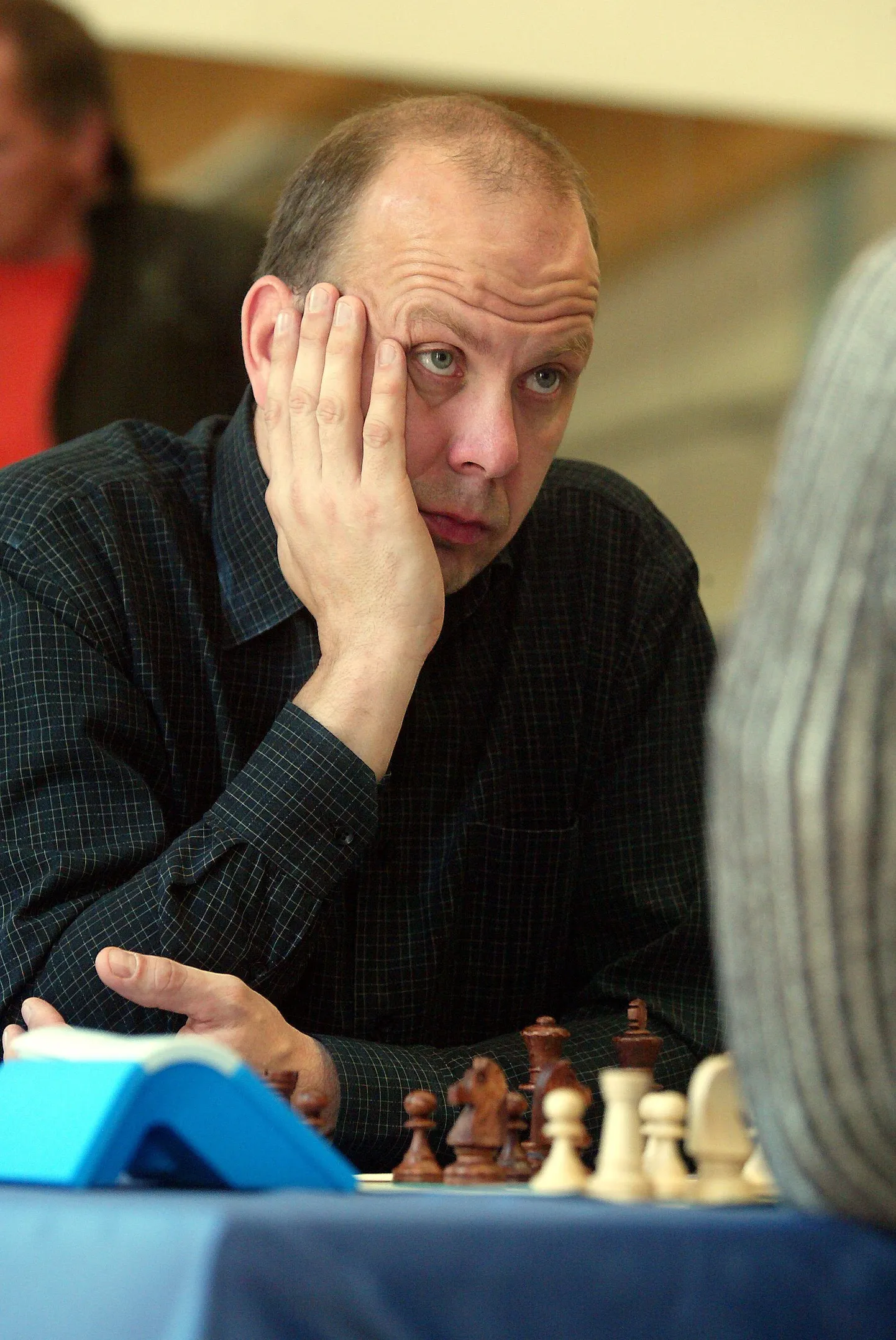Председатель правления Эстонской шахматной федерации  Хендрик Олде, несмотря на противостояние многих клубов, крепко держится за свое место.