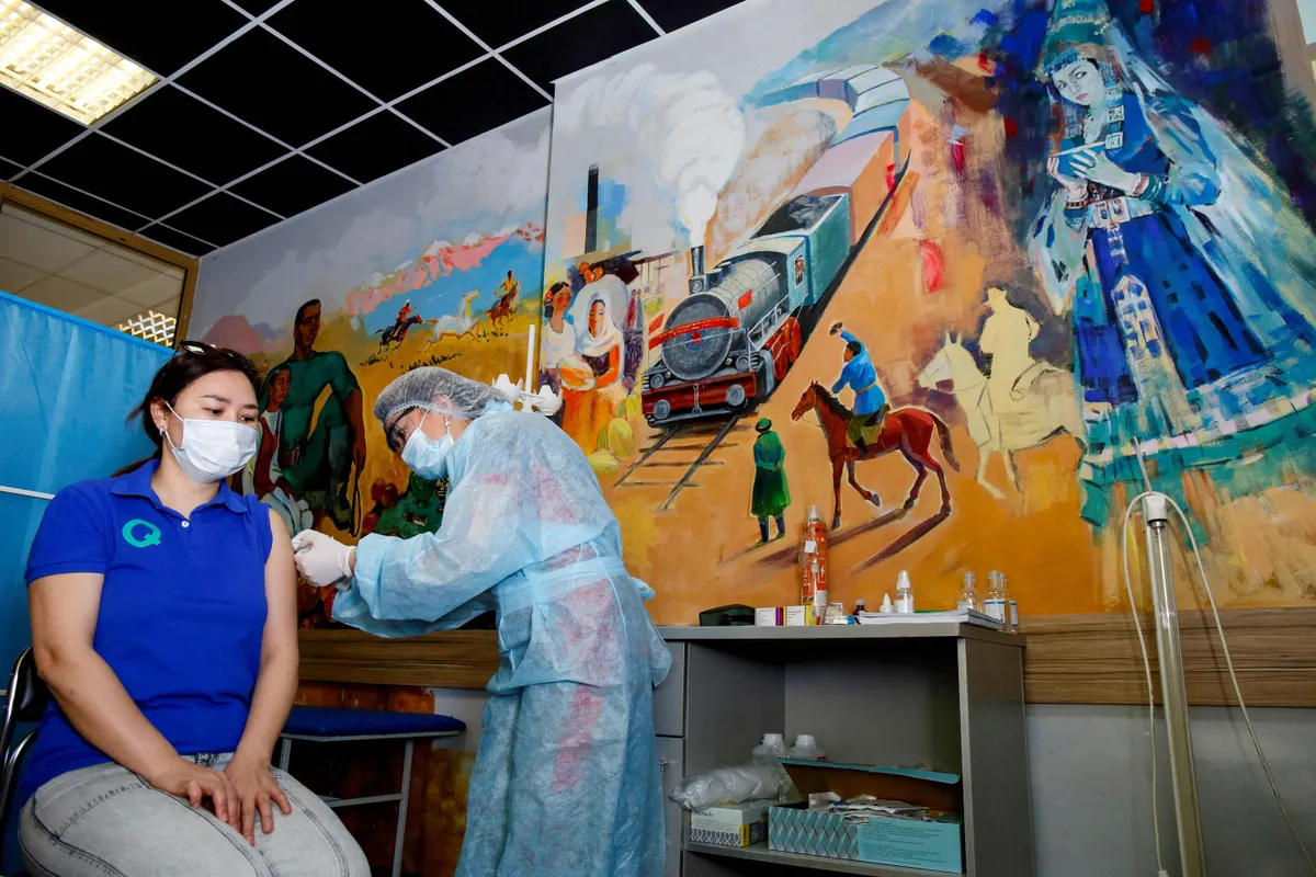 Kazahstānas pilsētā Almati vakcinācijas punkts atvērts Abilhana Kastejeva nacionālajā mākslas muzejā.