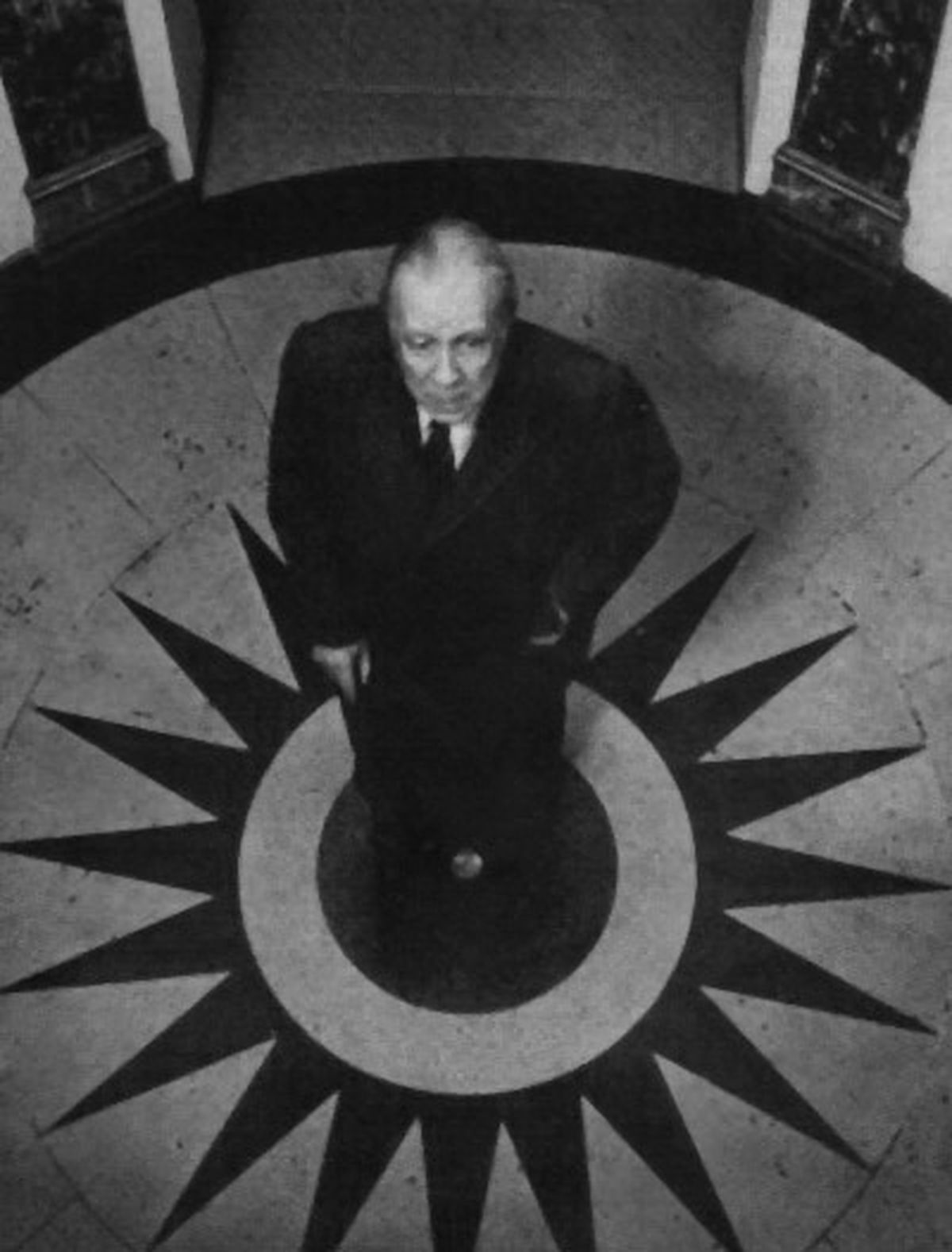 Jorge Luis Borges hotellis, Pariisis, aastal 1968. Avalik domeen.