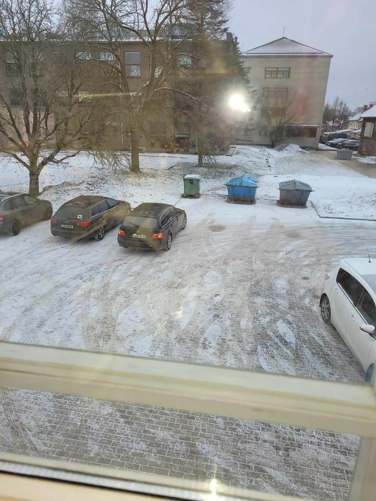 Vaade Võrus asuva ärihoone prügikastidele, kuhu toodi hiljuti mitu kotti võõrast sodi.