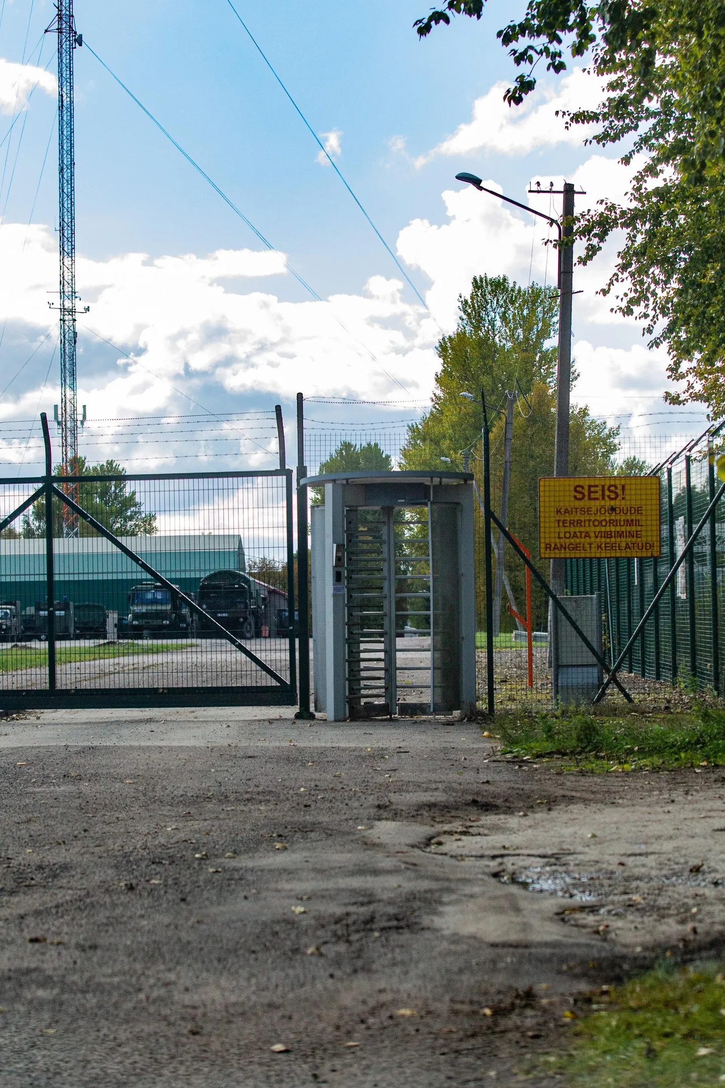 Raadi kaitseväe linnaku värava juures traataial ripub kollane tõrjuv silt, milletaolisi võib militaarobjektide juures ikka näha. Umbes nii jääb see ka tulevikus.