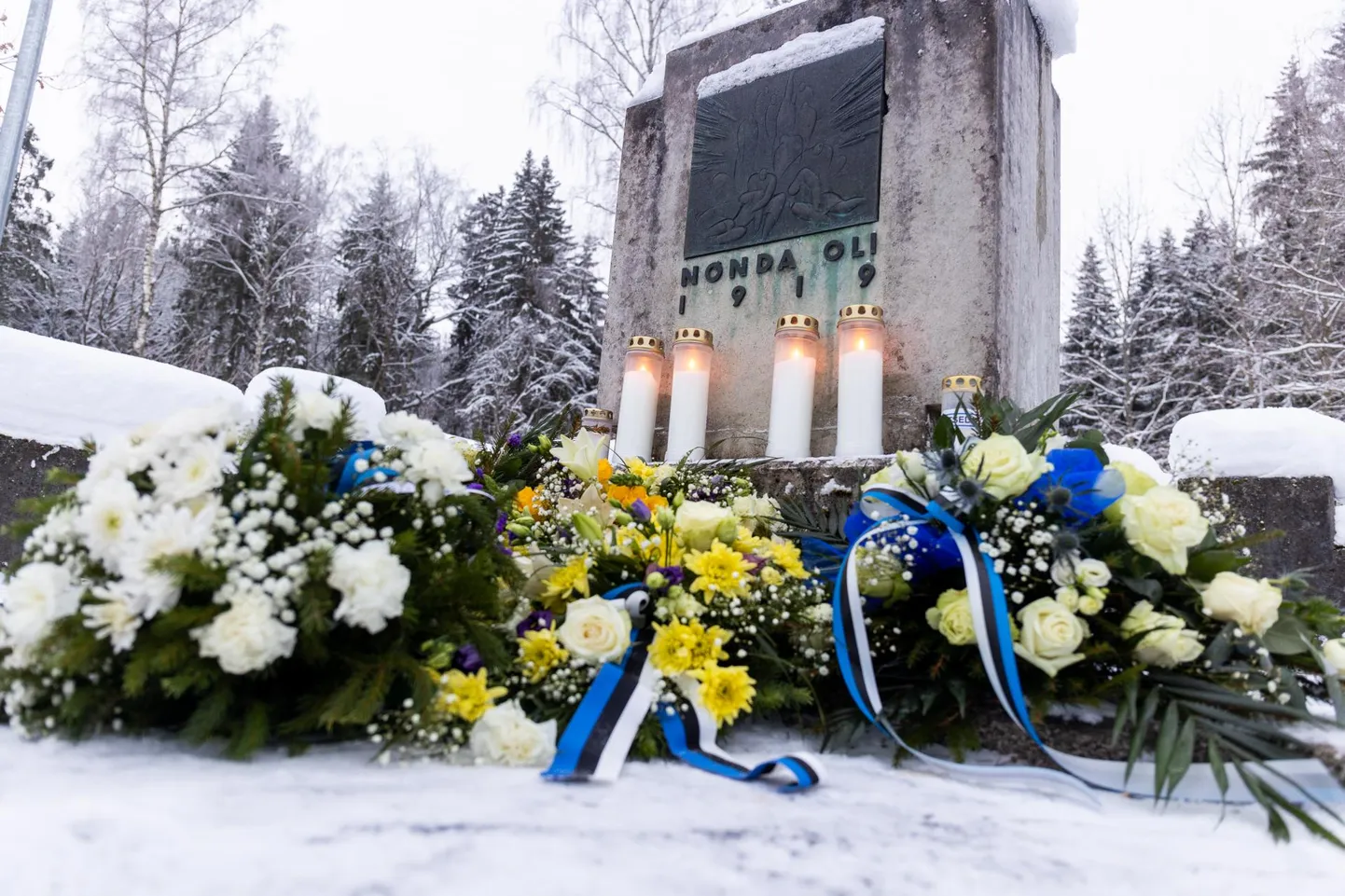 Punase terrori ohvrite mälestusmärgi juurde Palermo metsa servas asetati täna pärjad ja süüdati seal küünlad.