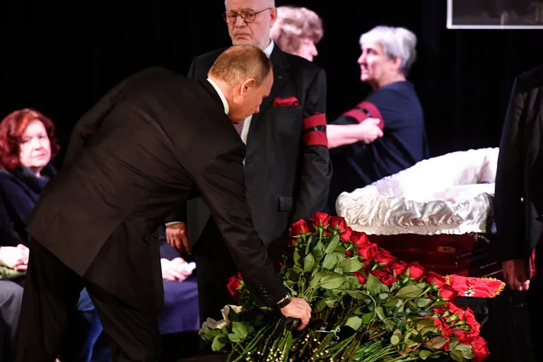 Несмотря на жесткую критику Алексеевой в адрес Кремля, президент России Владимир Путин пришел проводить ее в последний путь.