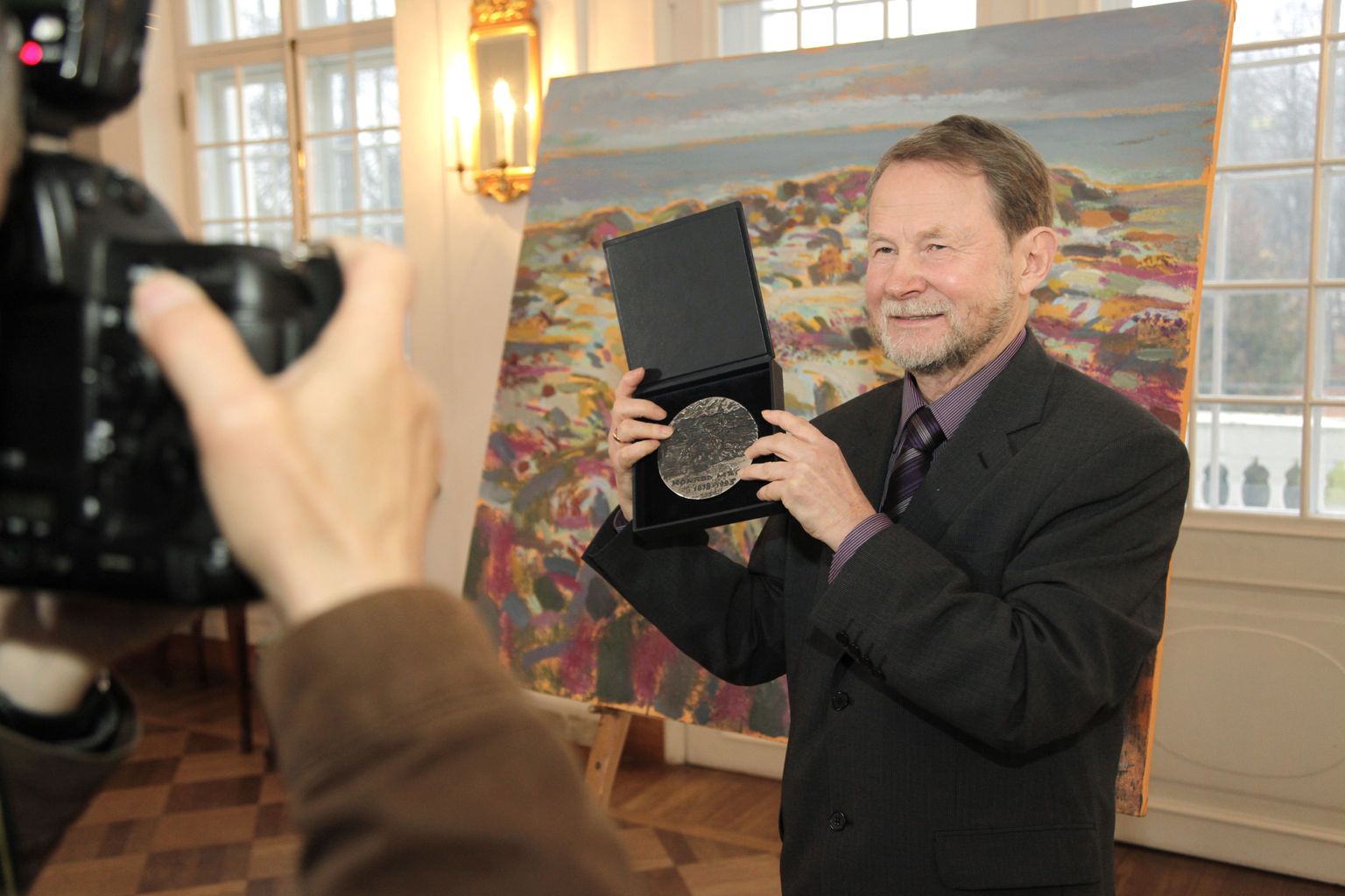 Kadrioru kunstimuuseumis anti üle Eesti maalikunsti kõrgeim  auhind - Konrad Mäe medal ja preemia. Selle pälvis maalikunstnik Uno Roosvalt.