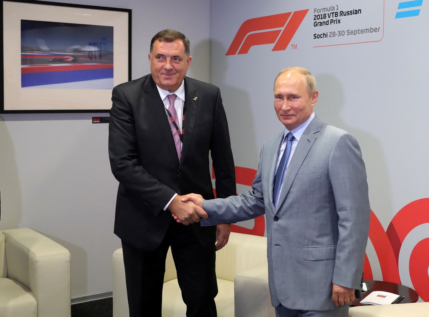 Esimesena astub ametisse venemeelne Milorad Dodik (vasakul). Pildil on Dodik koos Venemaa presidendi Vladimir Putiniga.