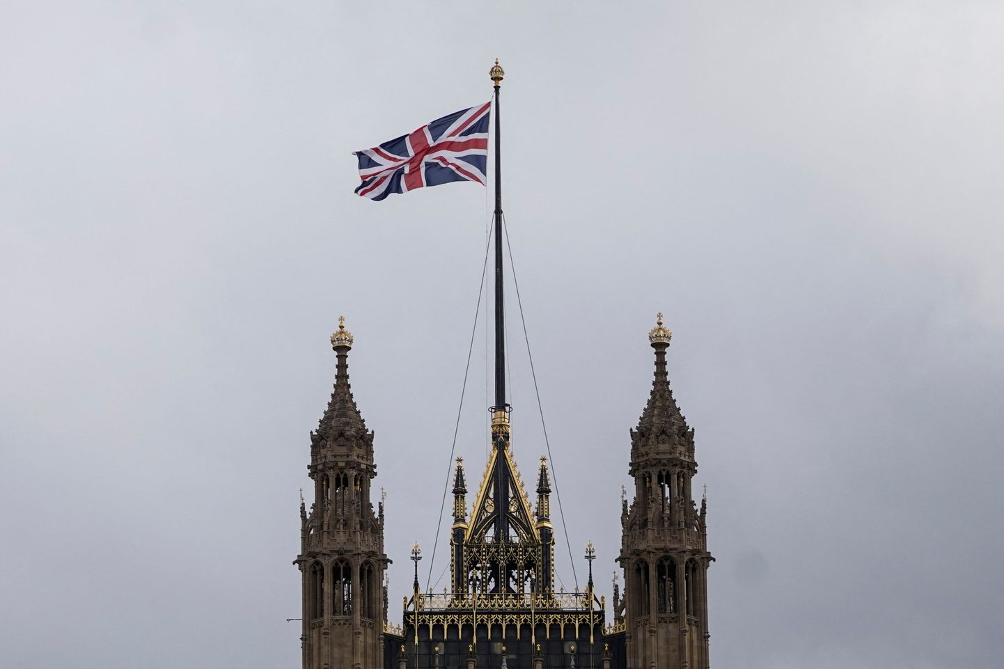 Suurbritannia lipp lehvimas parlamendihoonel.