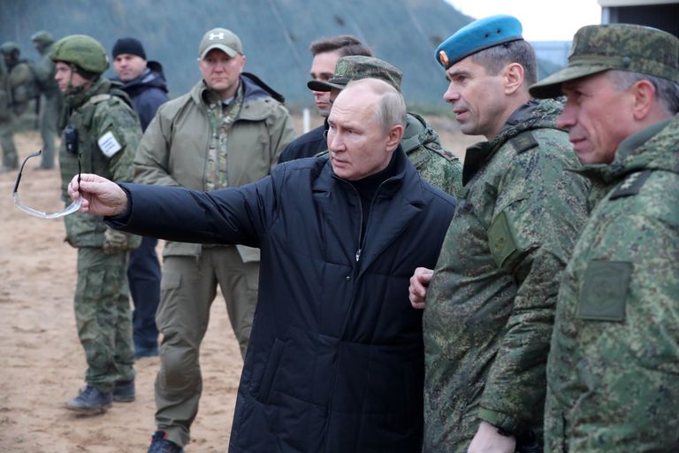 Путин впервые лично посетил военный объект в России в 2022 году только в октябре после объявление мобилизации. Военный полигон в Рязанской области РФ.
