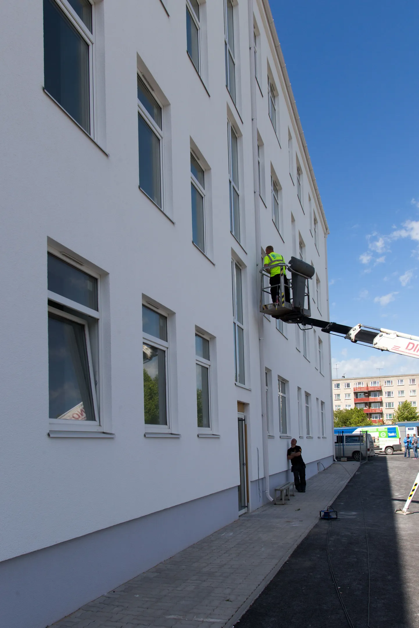 Rahvasuus on uus elamu juba tuntust kogunud kui valge maja, sest selle fassaad on kaetud säravvalge krohviga.