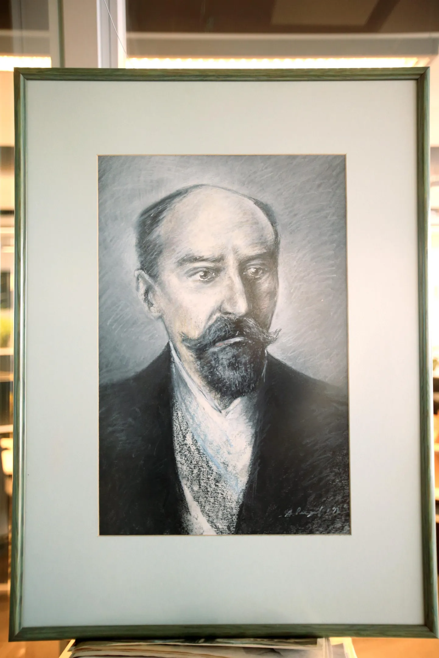 Tartu Postimehe toimetuses on Jaan Tõnissoni (1868–1941?) portree, mille autor Andrus Peegel (1955–2020).