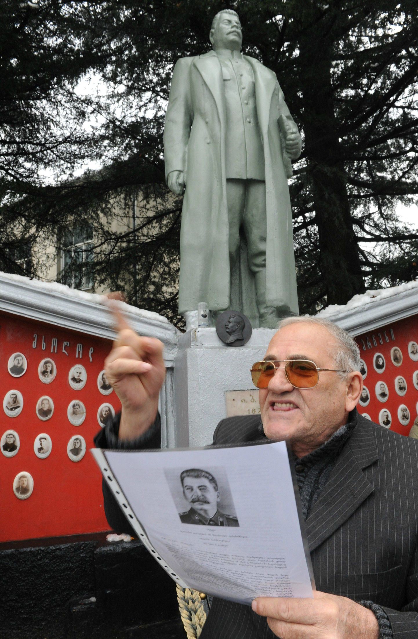 Stalini kuju taasavamine täna Alvanis.
