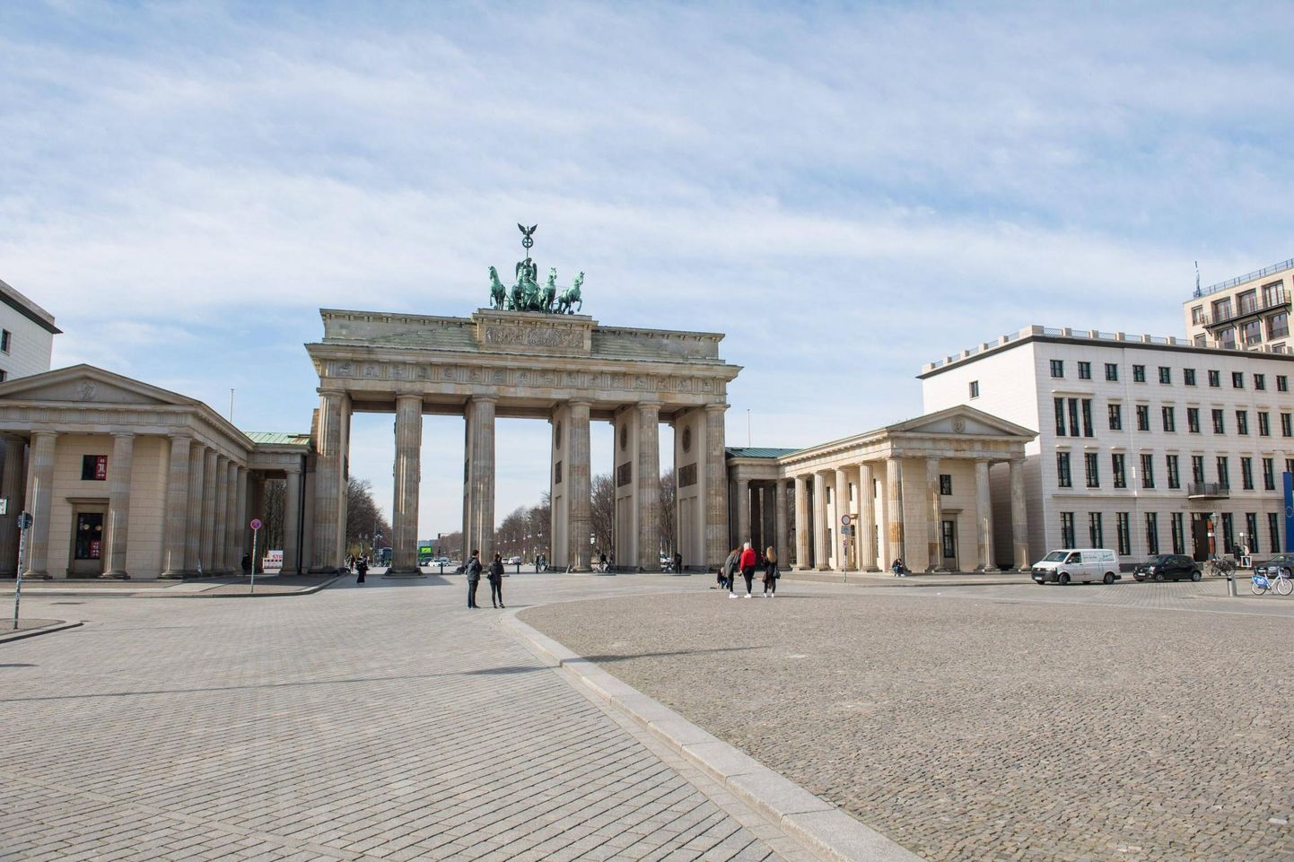 Koroonakriisi mõjud Saksamaa kultuurielus olid näha juba paar päeva pärast Senati otsust sulgeda kohvikud, muuseumid, näitused, teatrid ja ülikoolid. Pildil Berliini Brandenburgi väravate esine väljak, mis varem pulbitses inimestest.