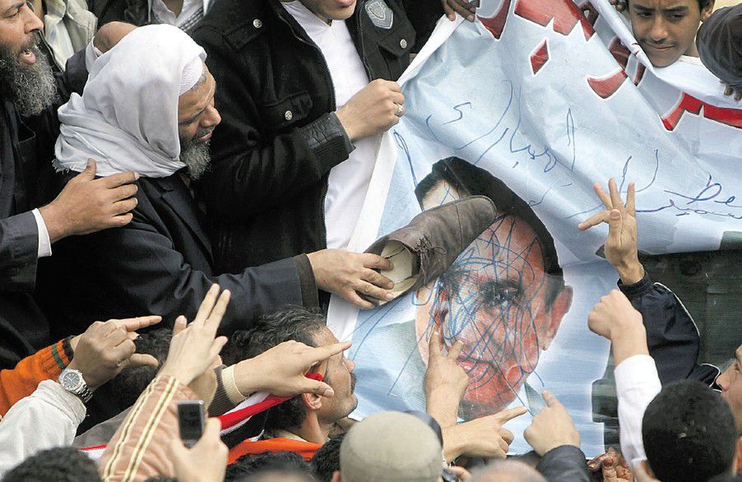 Беспорядки  в Египте не прекращаются. В воскресенье протестующие вымещали свою злость на портрете президента Египта Хосни Мубарака в Каире.