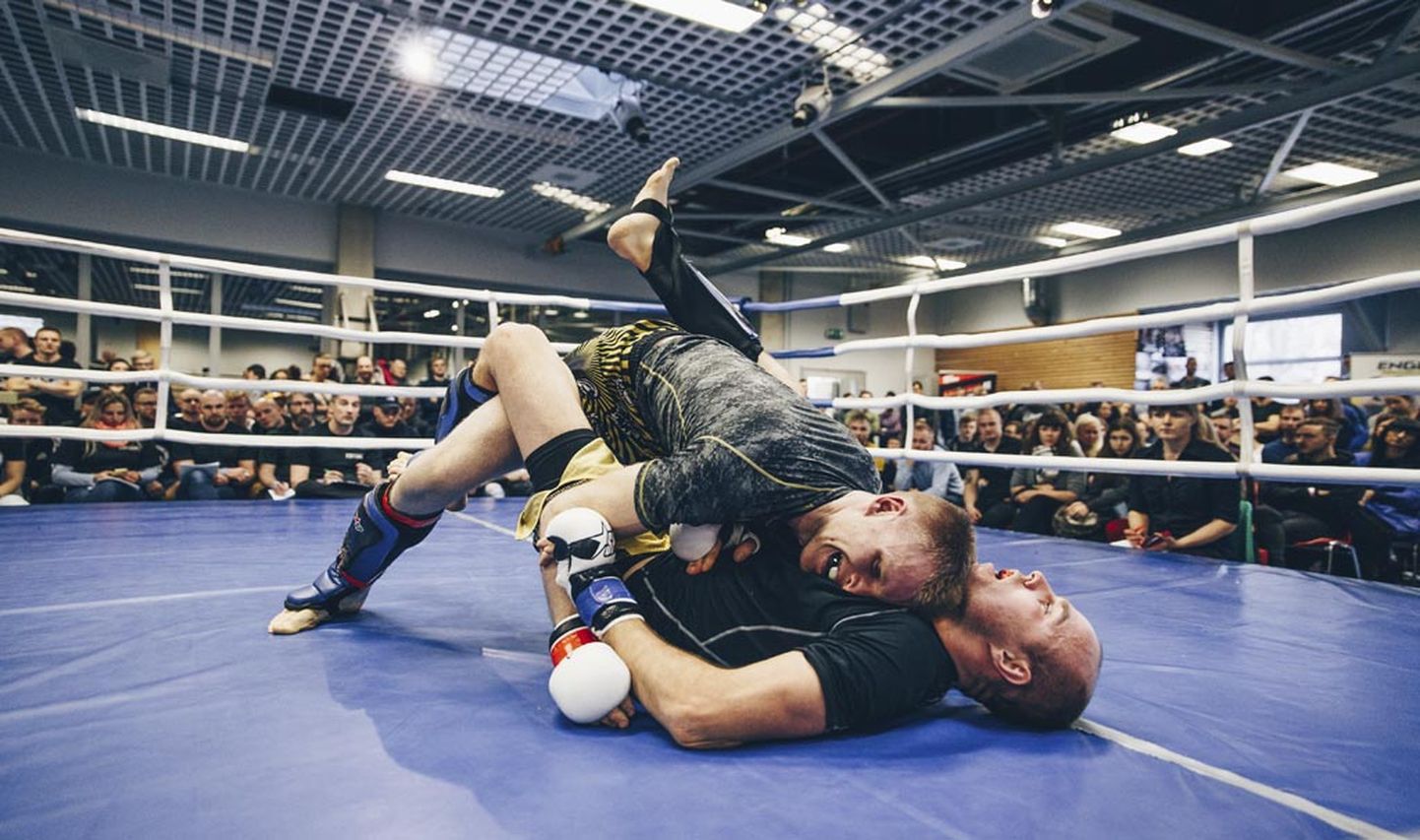 MMAs madistatakse nii püsti- kui maasvõitluses.