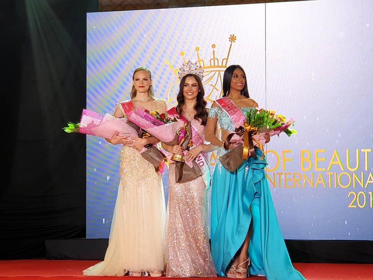 Teen Face of Beauty Internationali võitjad (Adriana Mass vasakul).