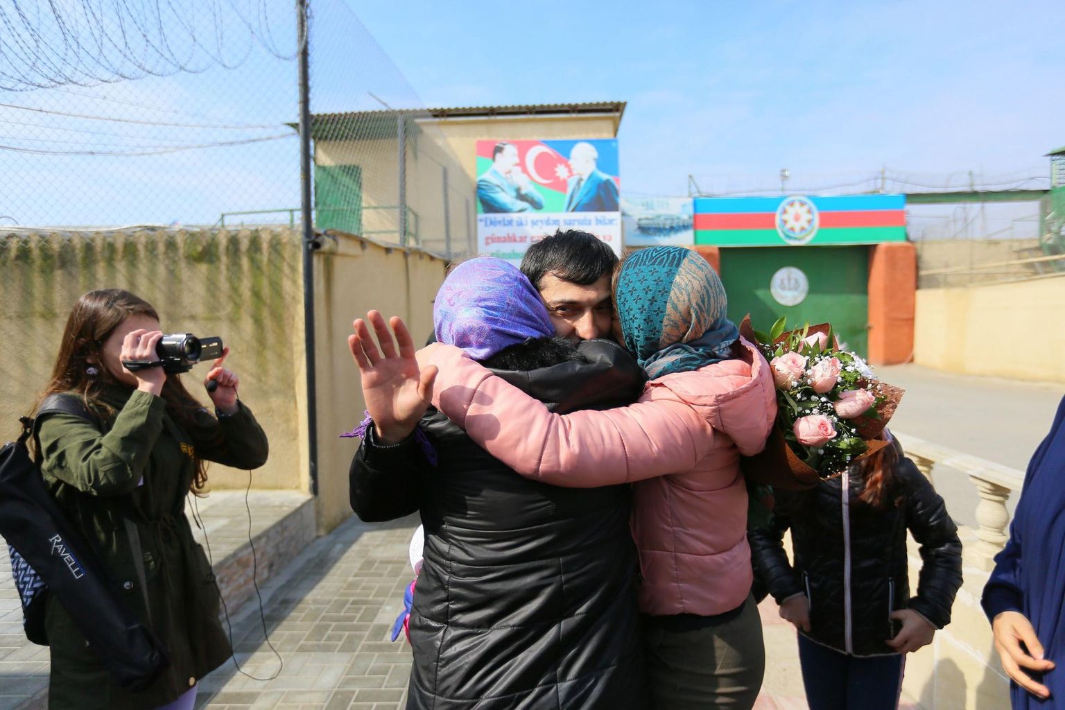 Märtsis presidendi amnestiaga vangist vabastatud ajakirjanik Nijat Əliyev perega kohtumas. Kriitikute sõnul pole amnestia märk muutustest kõva käega juhitud Aserbaidžaanis. 