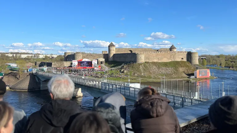 Нарвитяне смотрят концерт в честь Дня Победы в Ивангороде, 2025 год.