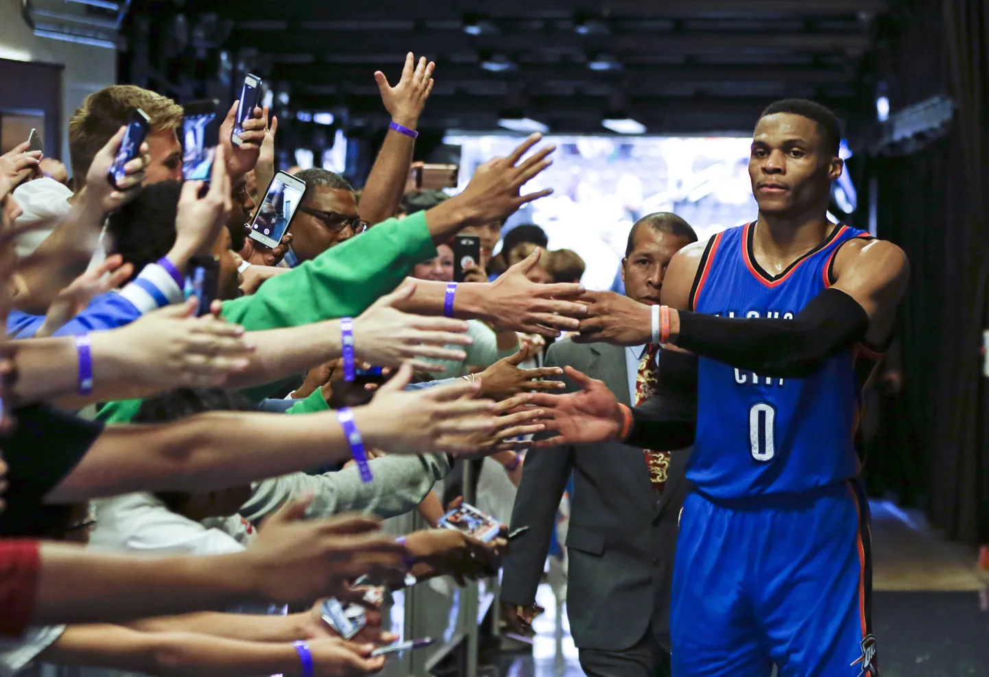 Russell Westbrook rekordilise mängu järel õnnitlusi vastu võtmas.