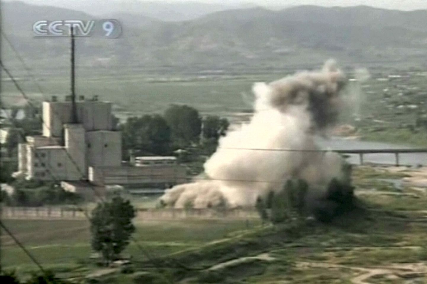 Hiina RV ametliku telekanali kaader Yongbyoni tuumajaama jahutustorni õhkimisest eelmisel sügisel Põhja-Koreas.