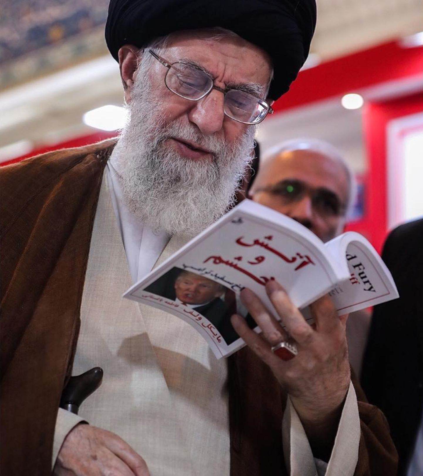 Ajatolla Ali Khamenei Teherani raamatumessil lugemas Donald Trumpist kõnelevat teost «Tuli ja raev».