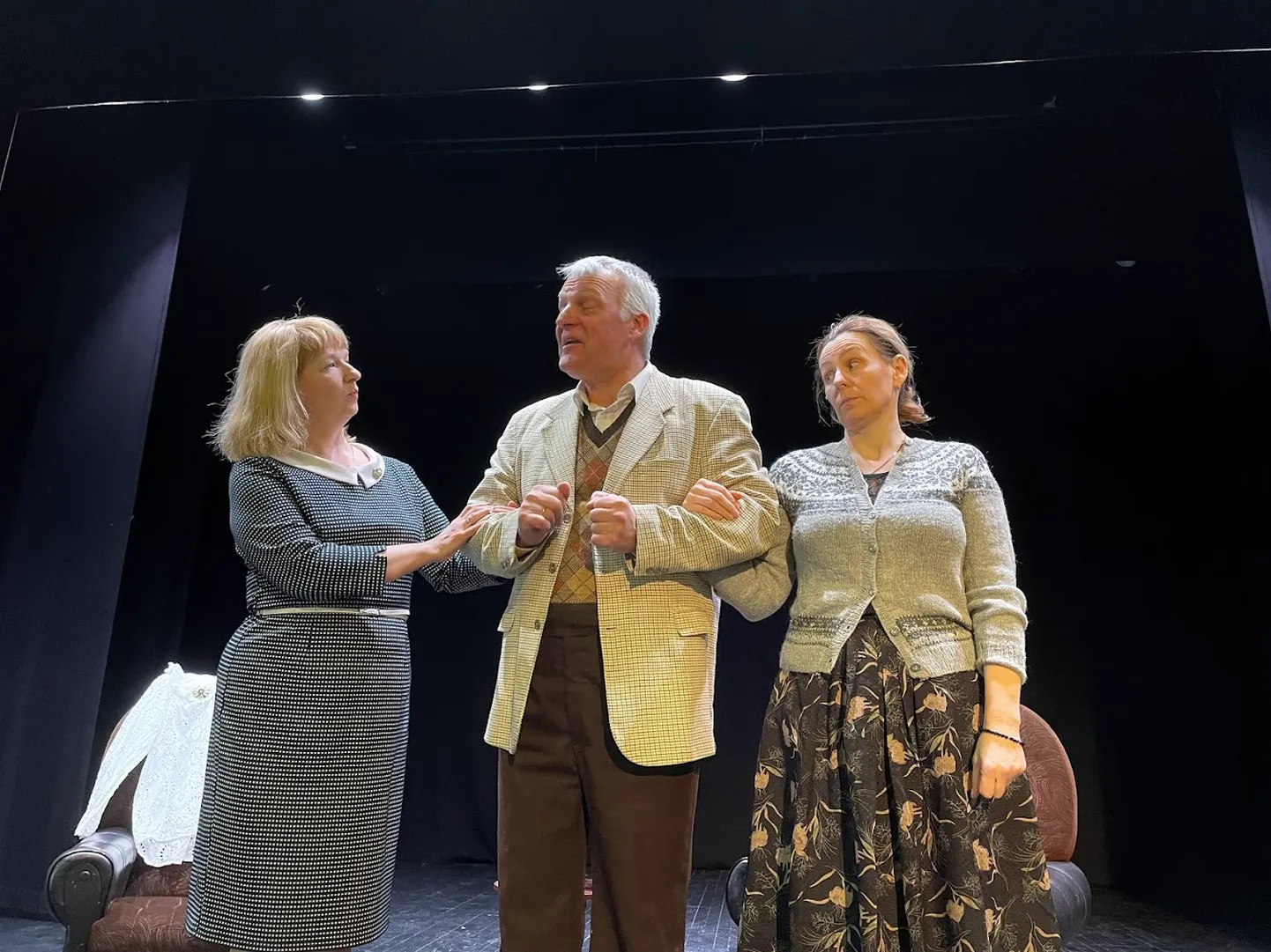 NAISTE HAARDES: (Vasakult) Kristiina (Tea Merivald), Gabriel (Viljar Merivald) ja Ulrika (Annika Juhandi) mänguhoos.