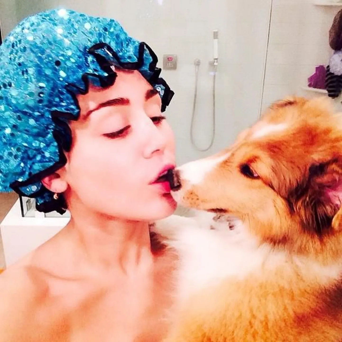 Lauljatar Miley Cyrus oma uue kutsikaga Emu