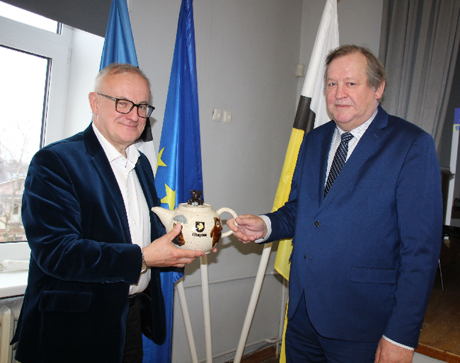 Kannu andis Ants Froschile (vasakul) üle Otepää vallavolikogu esimees Rein Pullerits.