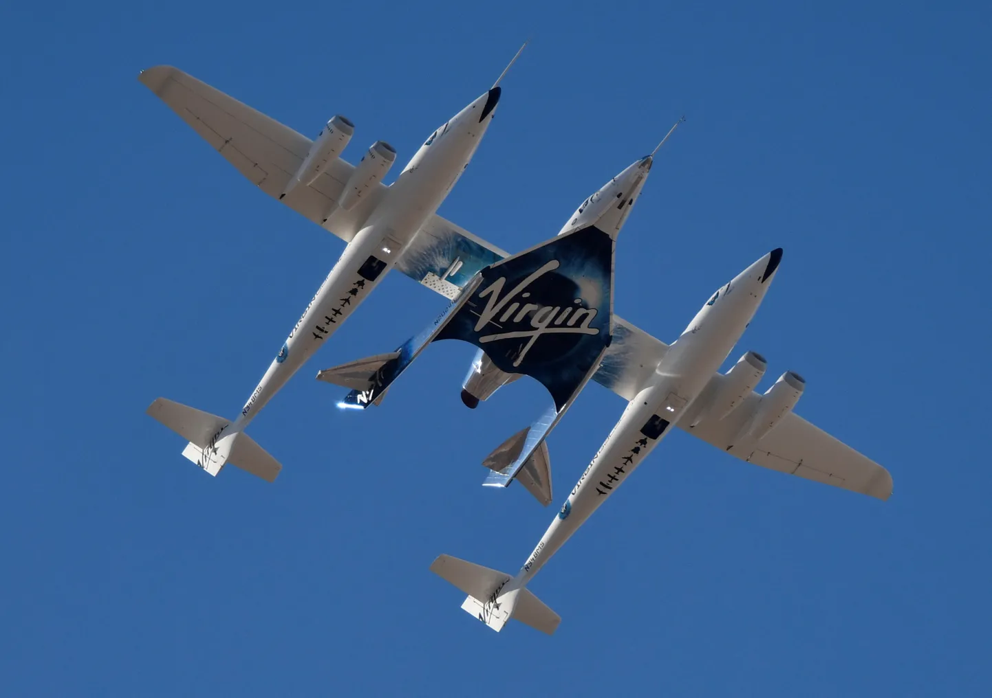 Virgin Galacticu rakett ja kaks raketikandjat.