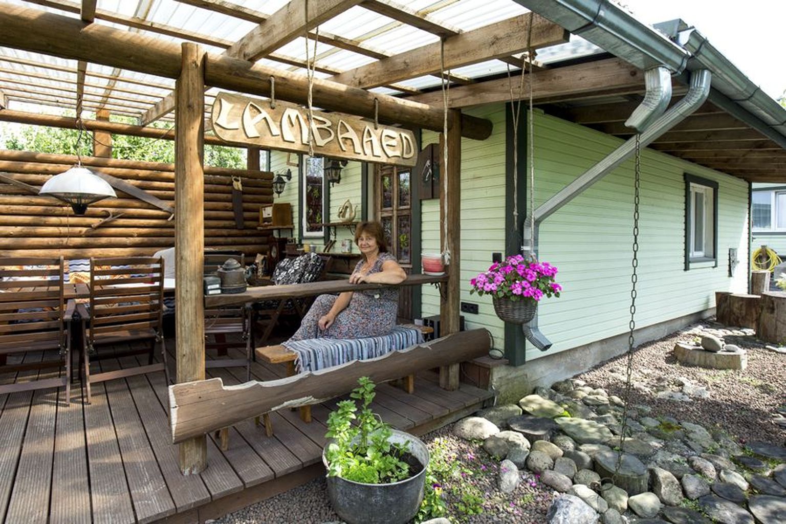 Folgilistele kodumajutust pakkuv Lea Malmre nimetab oma aeda kohandatud ruumi lausa folgitoaks. Magama on tema juures keeratud aga ka aiamaja verandal õuediivanil.