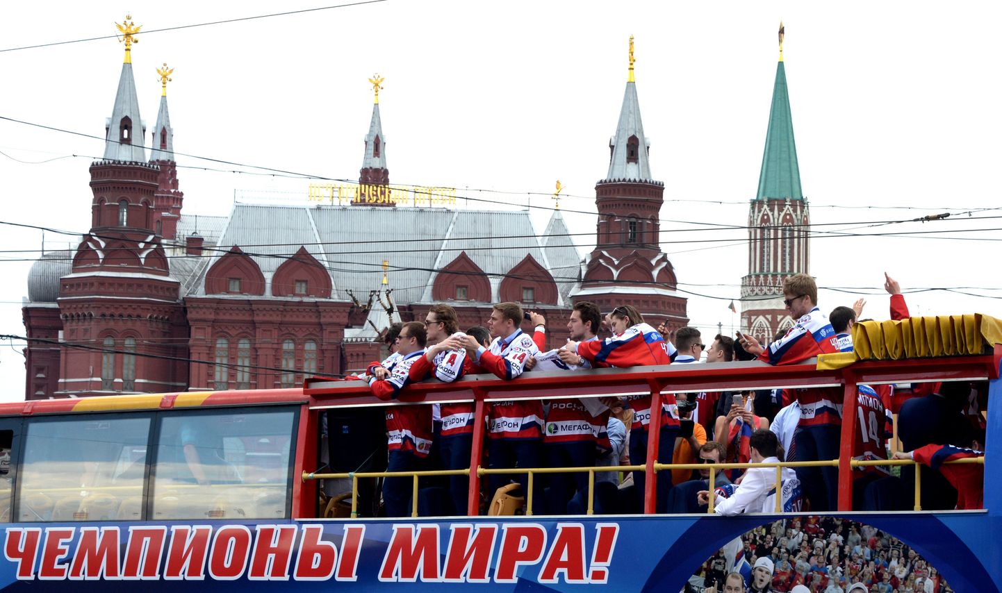 Хоккеисты сборной России, недавно завоевавшие чемпионский титул на чемпионате мира в Белоруссии, проехали с кубком по улицам Москвы.