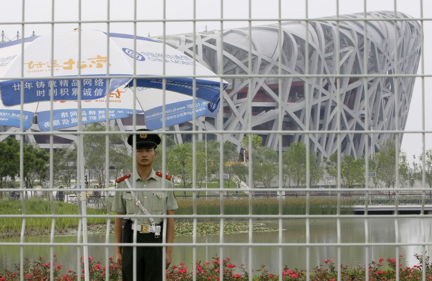 Korravalvur Pekingi olümpiarajatist valvamas.