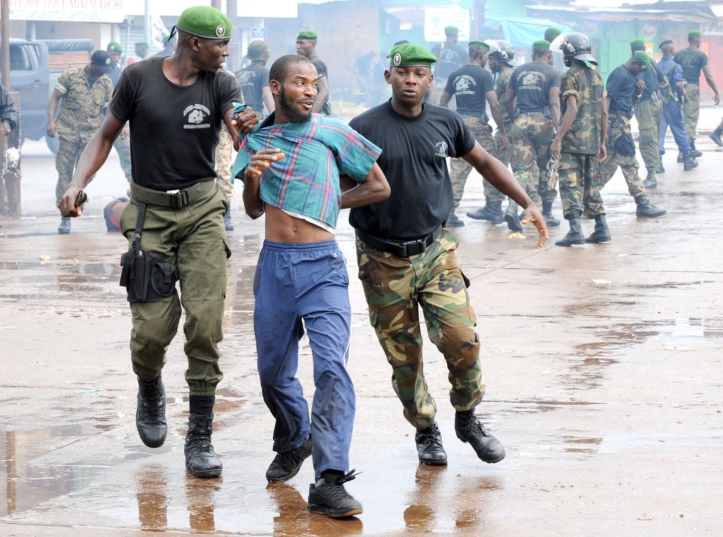Guinea politsei arreteerimas protesteerijat.
