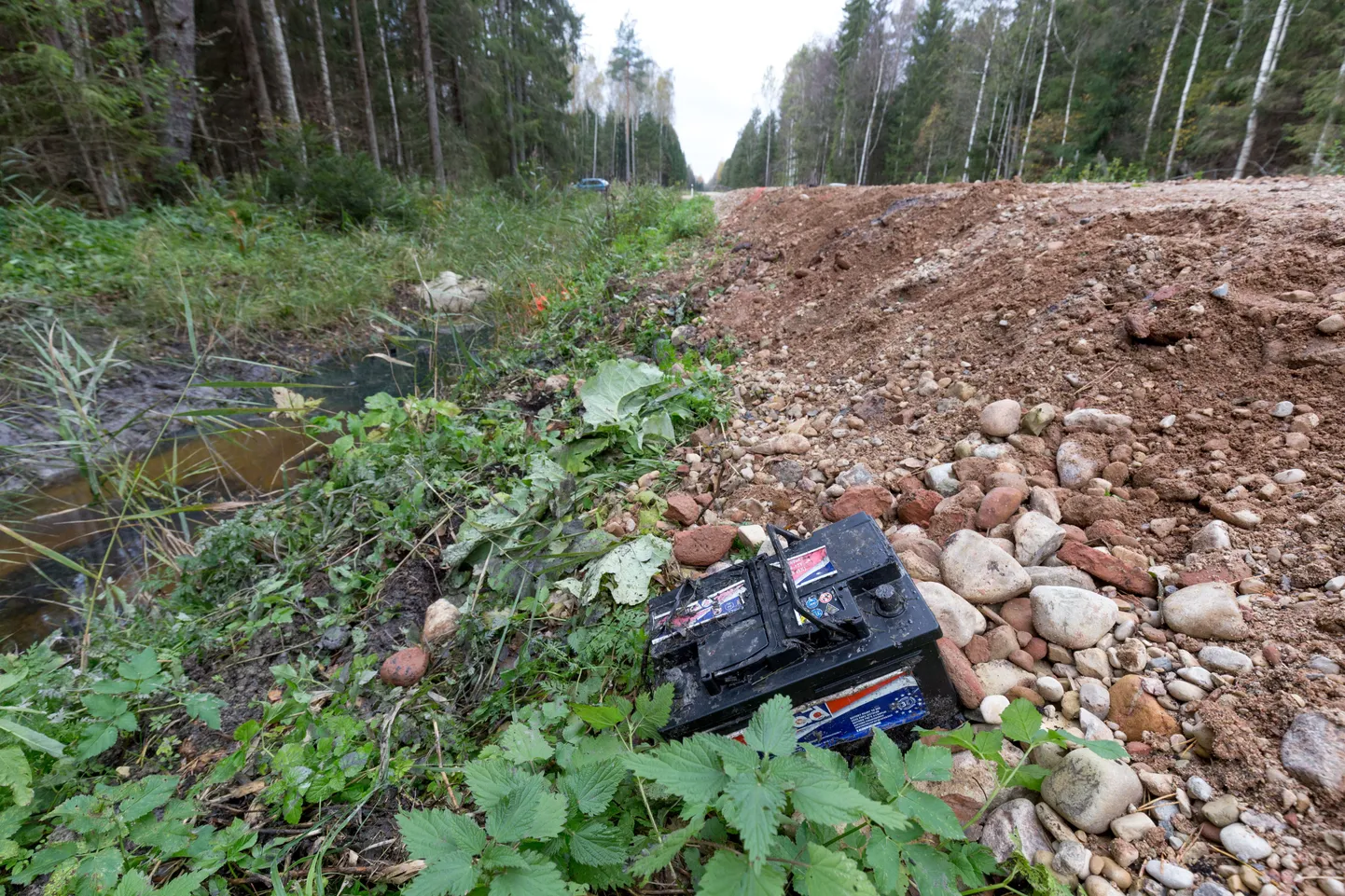 Eile hommikul olid traktor ja selle haagis õnnetuskohalt juba minema toimetatud. Jäljed olid siiski selgelt näha, kraavipervel vedeles aku ja kraavipõhi oli õline.