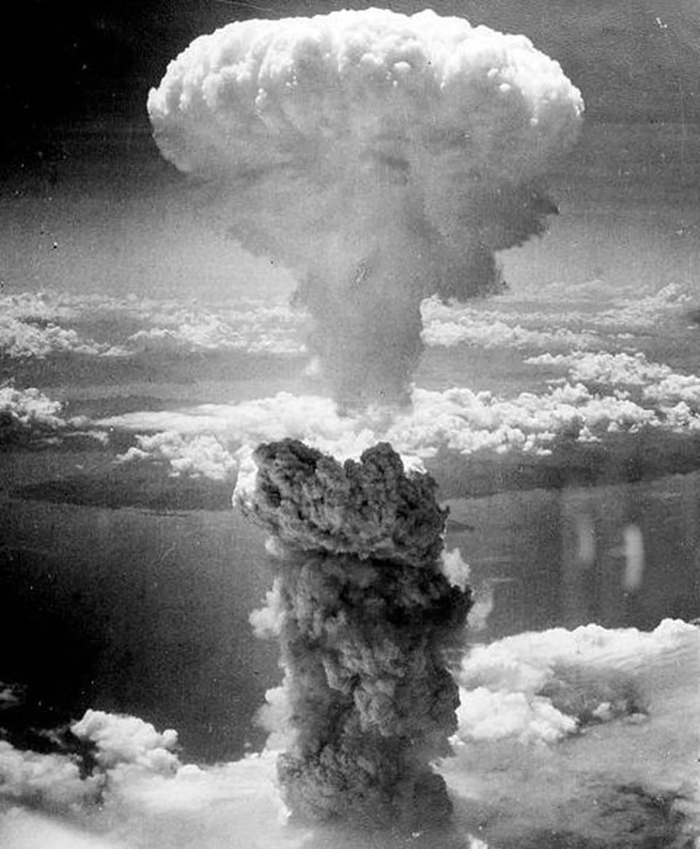 Fotol tuumaseen Nagasaki kohal.