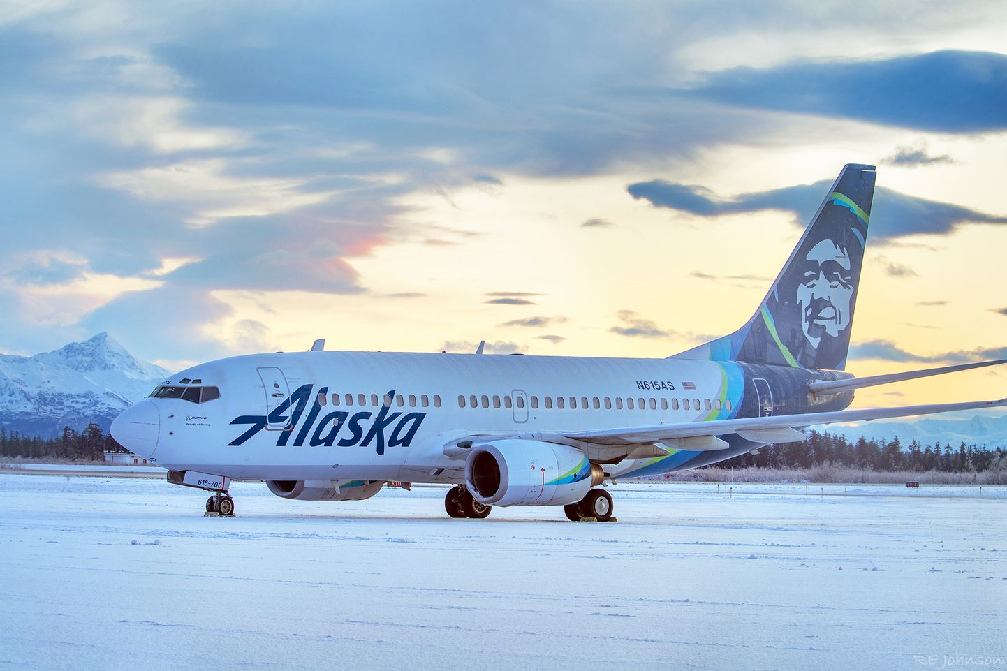 Bioloog Robert Johnsoni foto Alaska Airlinesi lennukist, mis tabas maandudes Yakutati lennuväljale maandumisrajal olnud  kahest karust ühte, kes hukkus