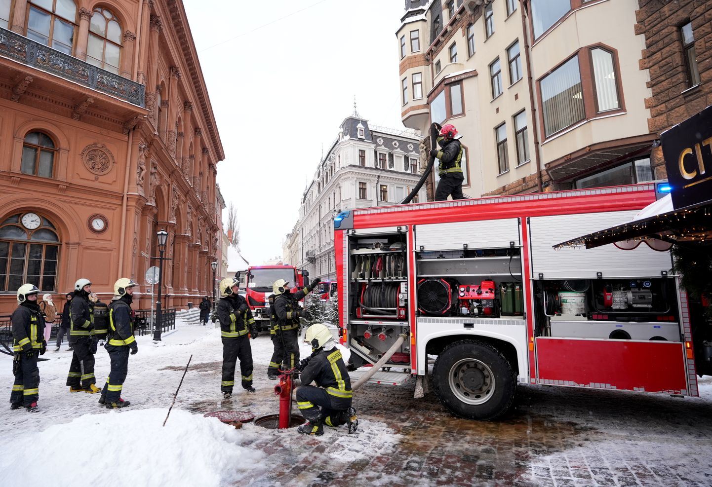 Latvijas Radio ēkā sadūmojuma dēļ notiek darbinieku evakuācija un pārtraukti ētera raidījumi