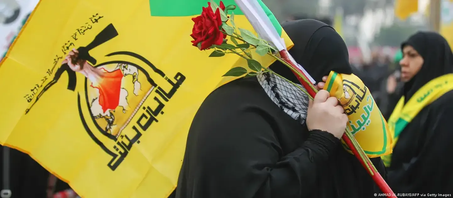 Сторонник "Хезболлах" несет флаг группировки, январь 2020 года