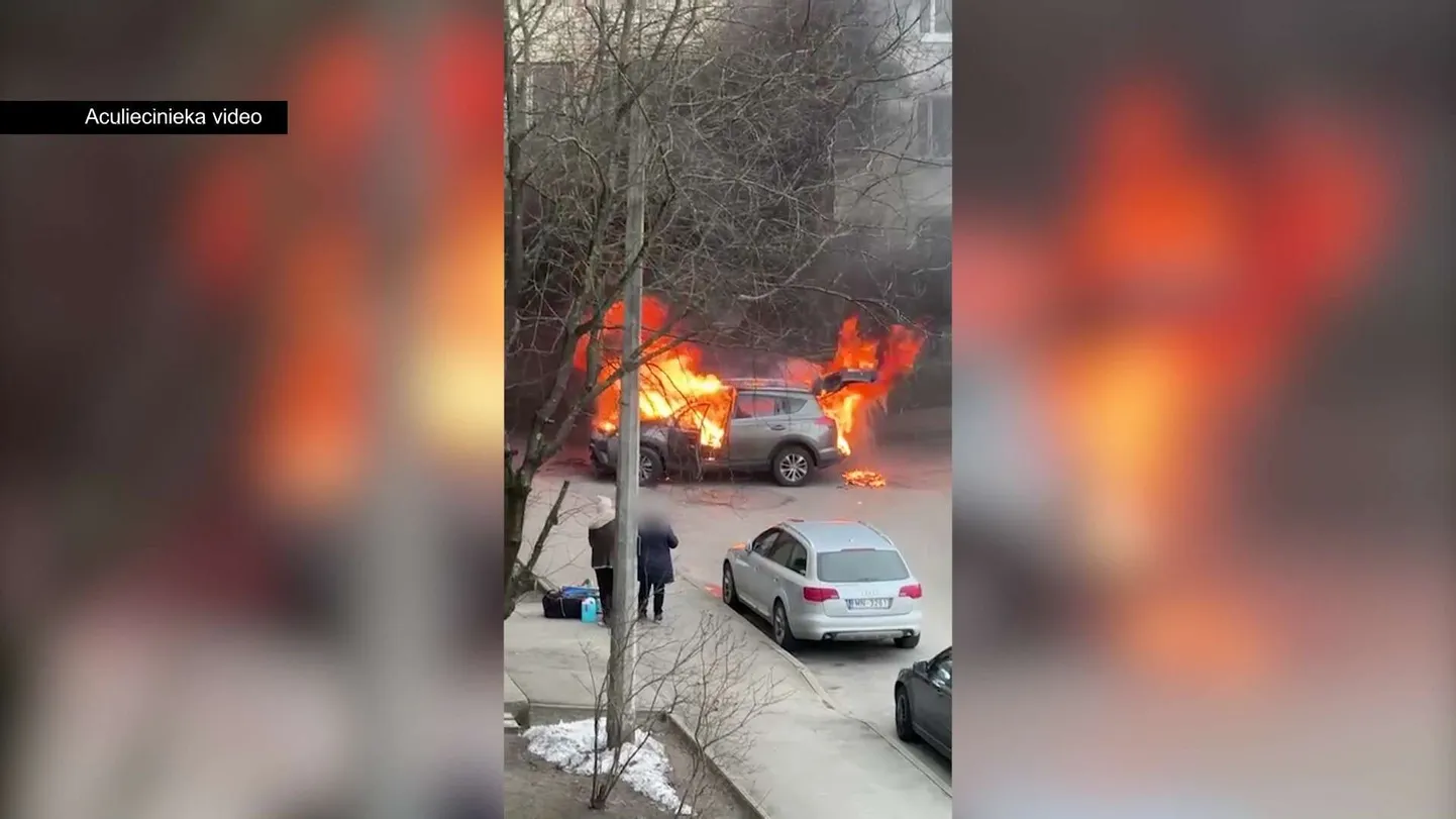 Горящий автомобиль