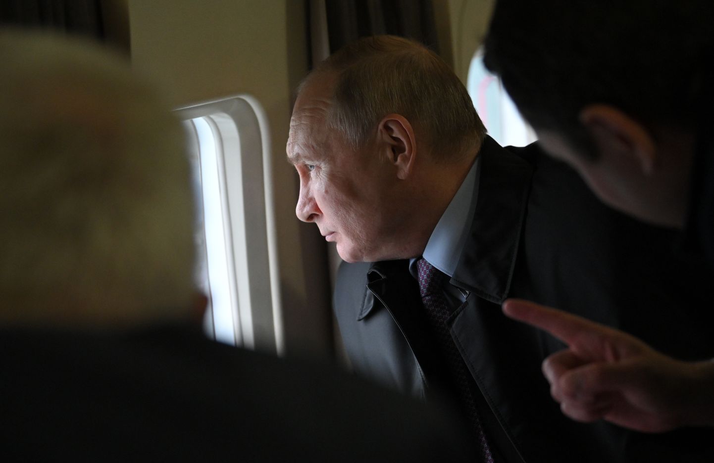 Maailma vaatlemine läbi väikese pilu: Venemaa president Vladimir Putin vaatamas välja lennukiaknast teel Novatek-Murmanski uusrajatiste juurde Belokamenka külas Murmanski oblastis 20. juulil 2023.