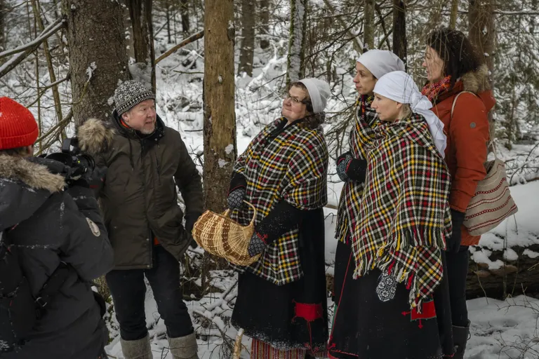 Mulgi kultuuri instituudi naised laulsid puule enne mahavõtmist tänulaulu.