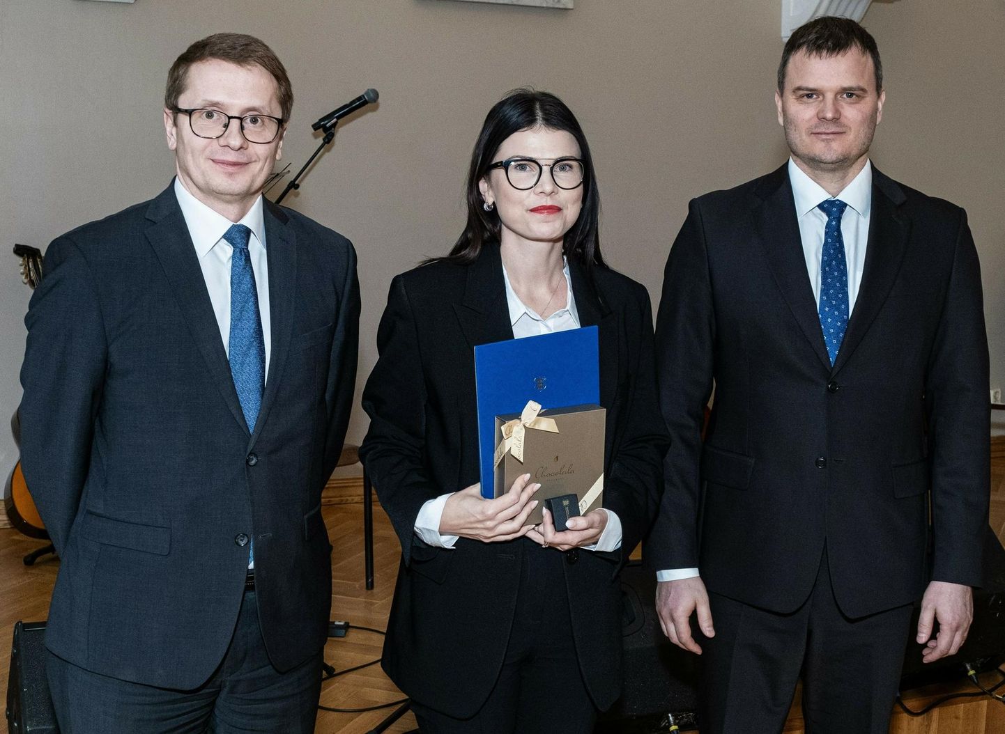 Regionaal- ja põllumajandusminister Madis Kallas (paremal) tunnustas hõbemärgiga talupidajate eestkõnelejat Kerli Atsi, kelle kõrval vasakul on kantsler Marko Gorban.